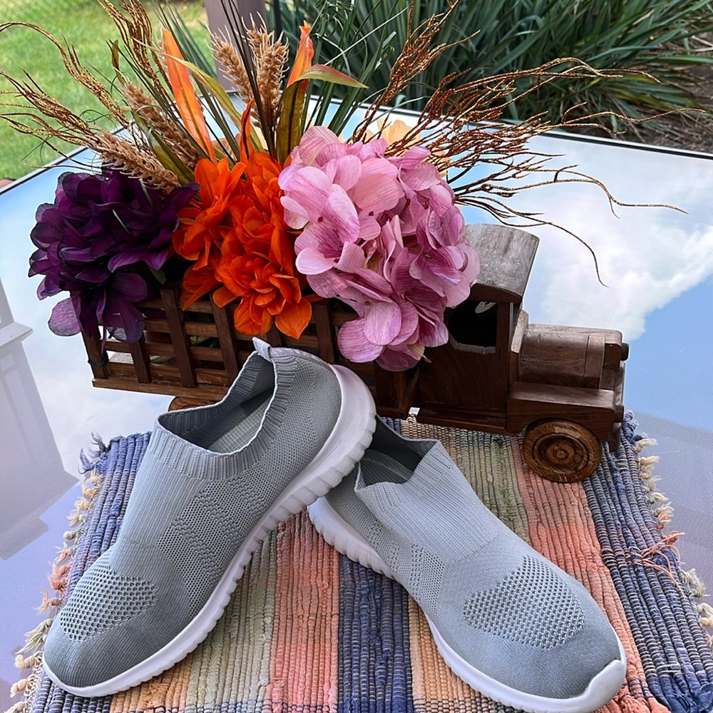 Size 9 gray lightweight mesh walking shoe by Tiosebon. So comfortable.